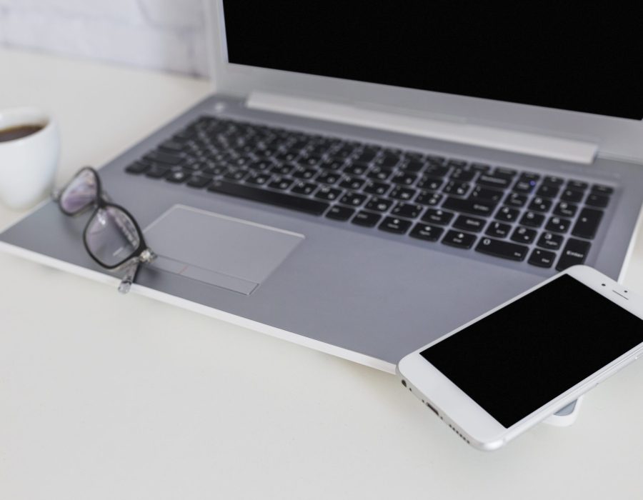 smartphone-laptop-with-spectacles-coffee-cup